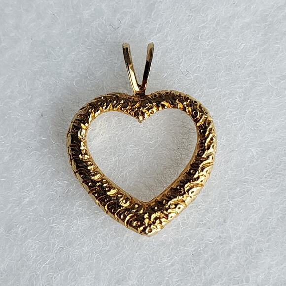 Gold Heart Necklace Pendant - Picture 3 of 4